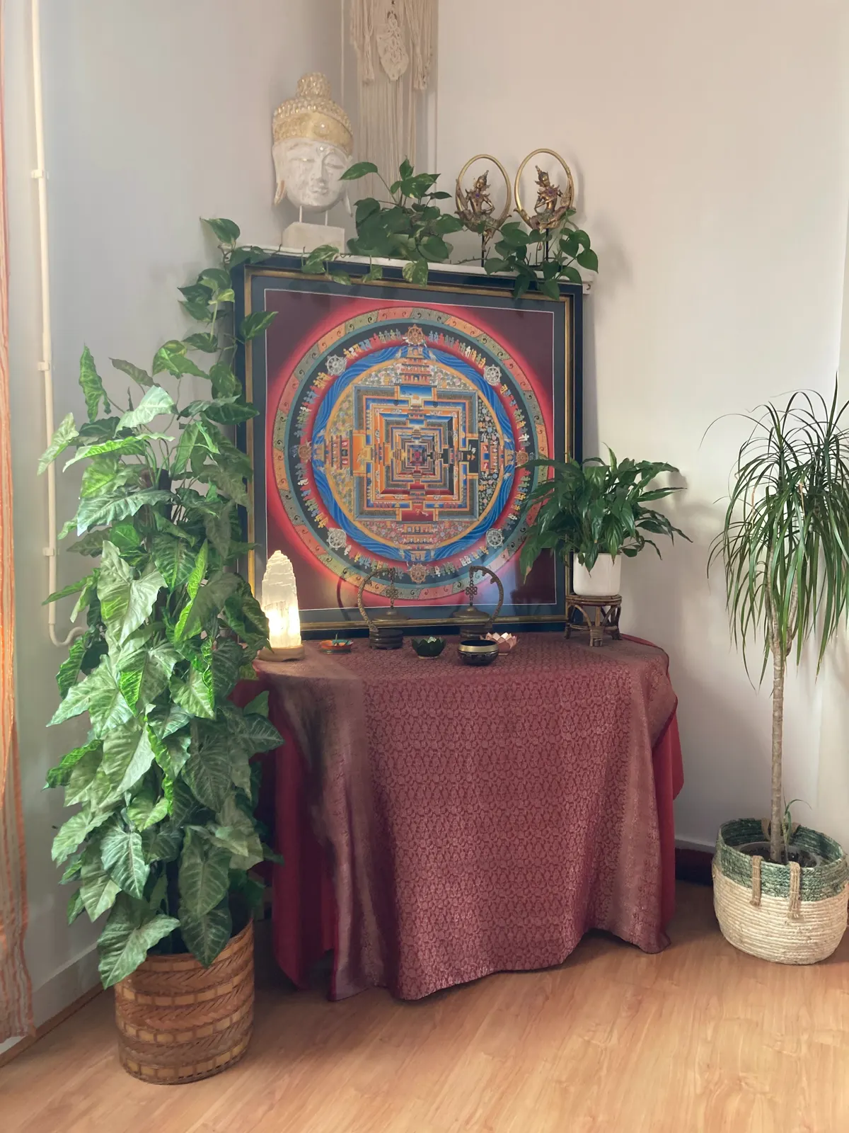 Altar do Magnaluz com uma mandala, plantas e taças tibetanas
