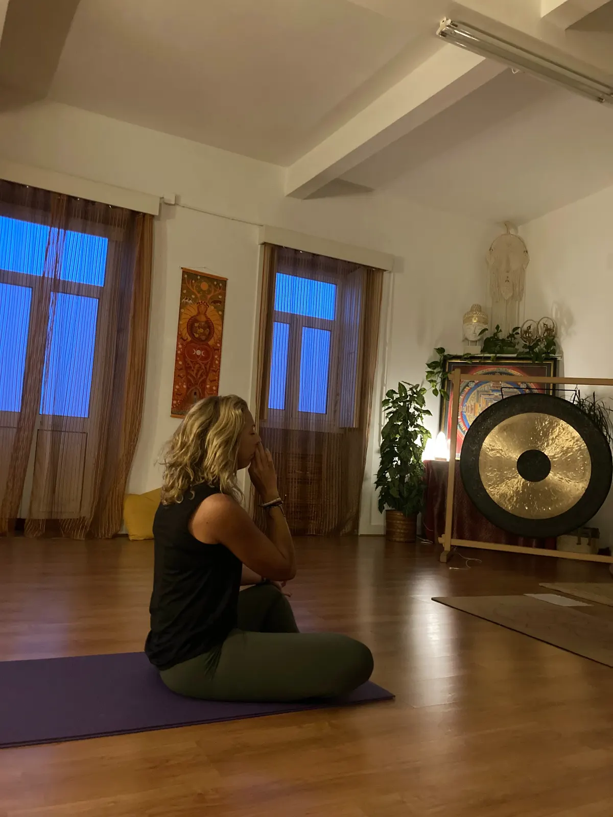 Alunas sentadas em meditação na sala do Magnaluz