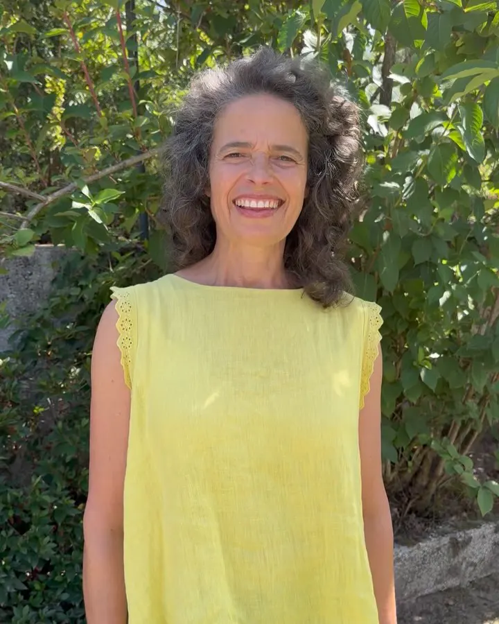 Manuela Nunes, professora de yoga do Bindu, a sorrir ao ar livre