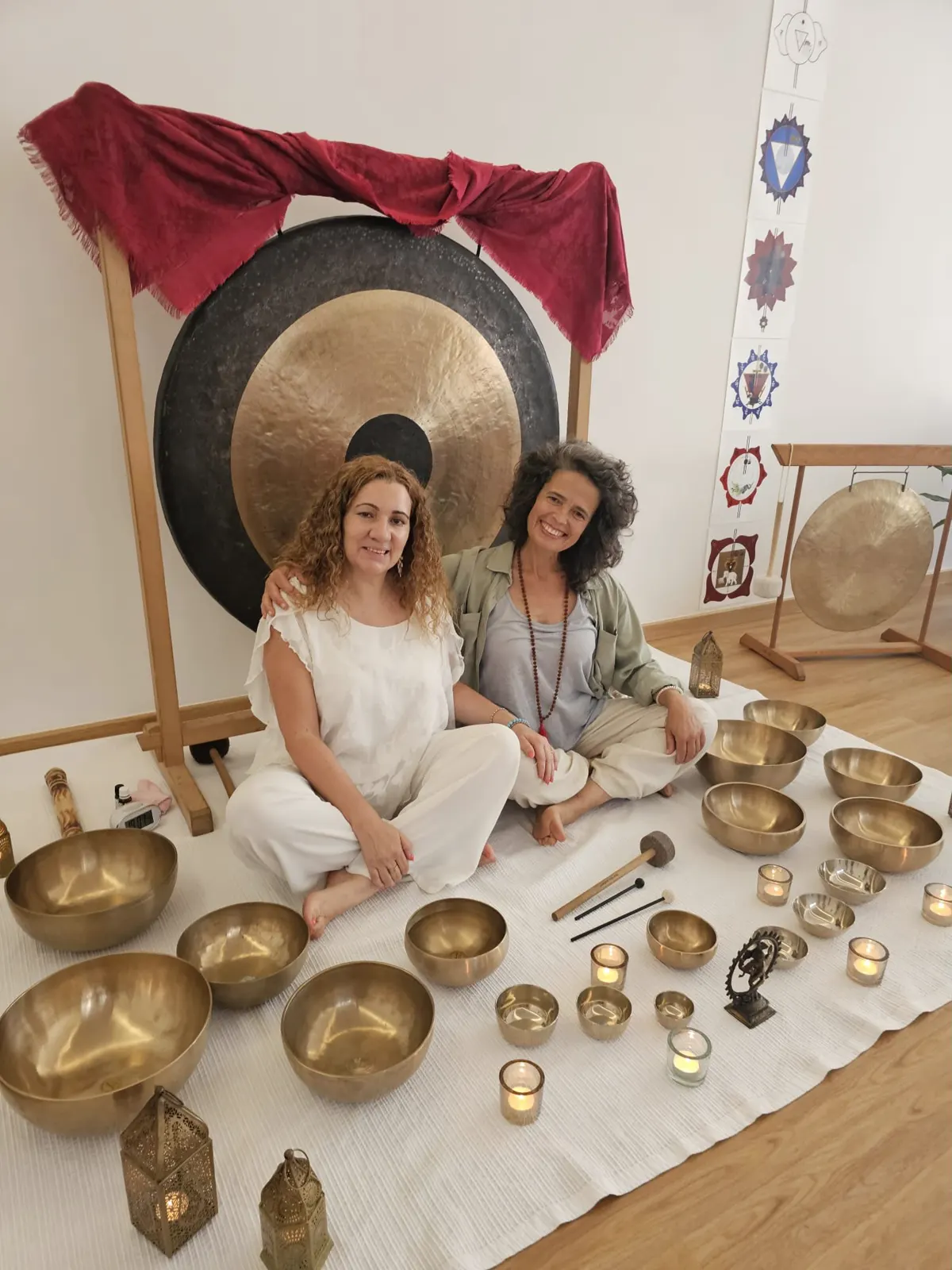 Manuela Nunes e Cristina Almeida sentadas entre taças tibetanas e um gongo